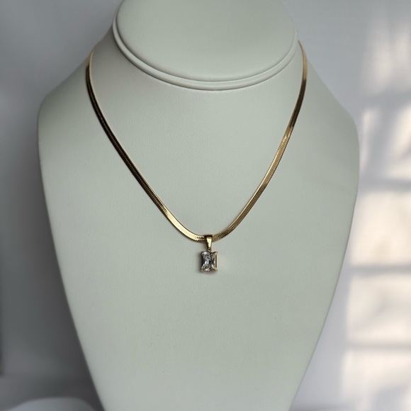 Elegant Gold Necklace with Cubic Zirconia Pendant - Picture 4 of 4